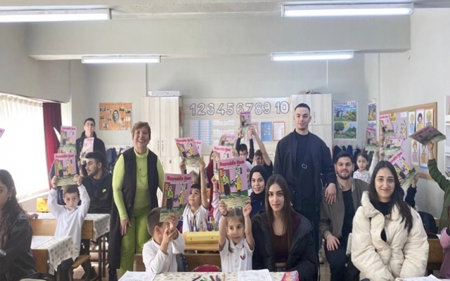 İlkokul öğrencilerine kitap hediye ettiler