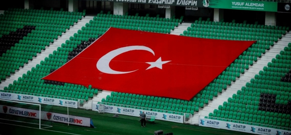 Stadyuma dev Türk bayrağı