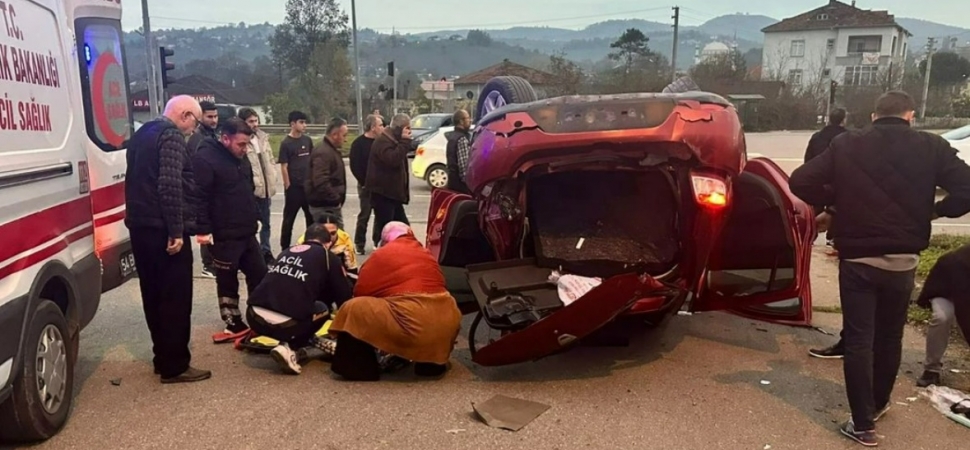 Kavşakta çarpışan otomobil takla attı