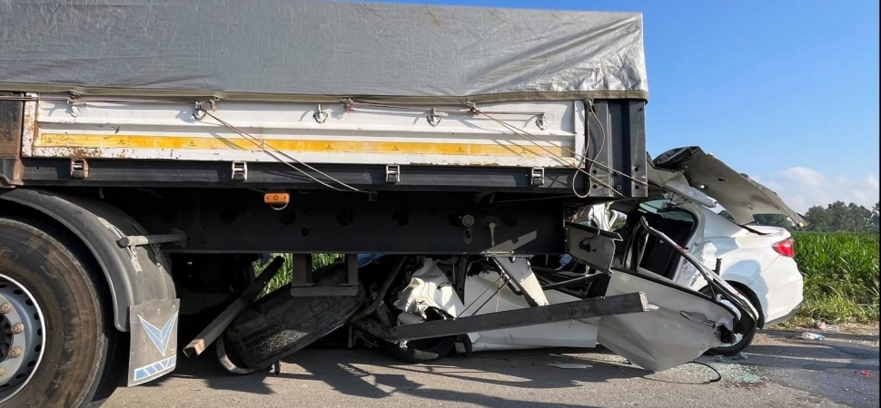 Otomobil tıra ok gibi saplandı: 1 ölü, 1 yaralı