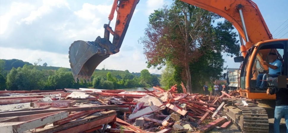 Karasu Belediyesi Kaçak Yapıyı Yıktı, Gözler Tatil Sitede